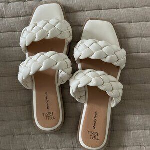 LIKE NEW Size 7 Sandals